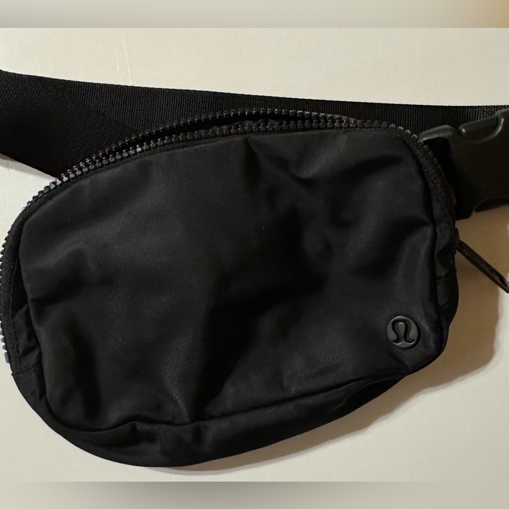 Lululemon Everywhere Belt Bag - Black with black hardware